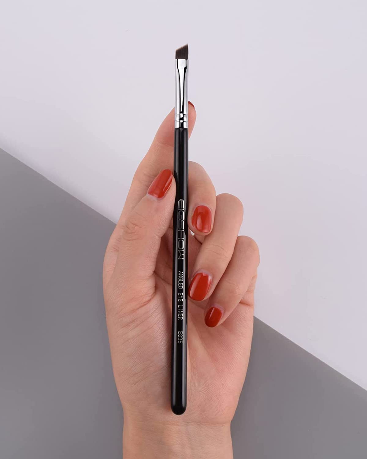 Eyeliner Brush Fine Angled - PRO Precision Gel Eye Liner Makeup Brush -Ultra Thin Slanted Flat Angle - Premium Cruelty Free Synt