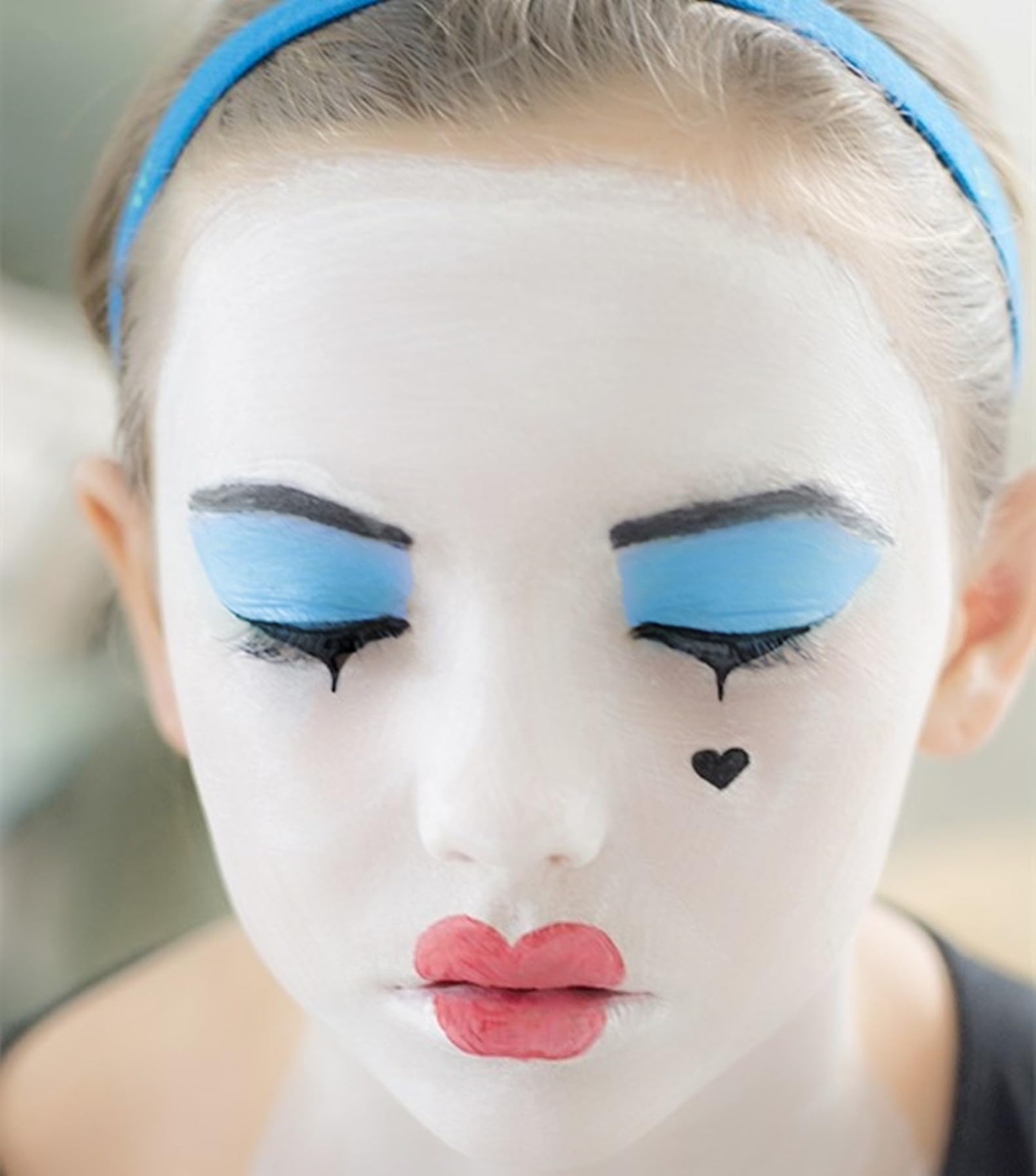 Go Ho White Face Paint,Oil Based Waterproof Cream Eye Black Stick,White Face Body Paint for Halloween Cosplay Zombie Skeleton Cl