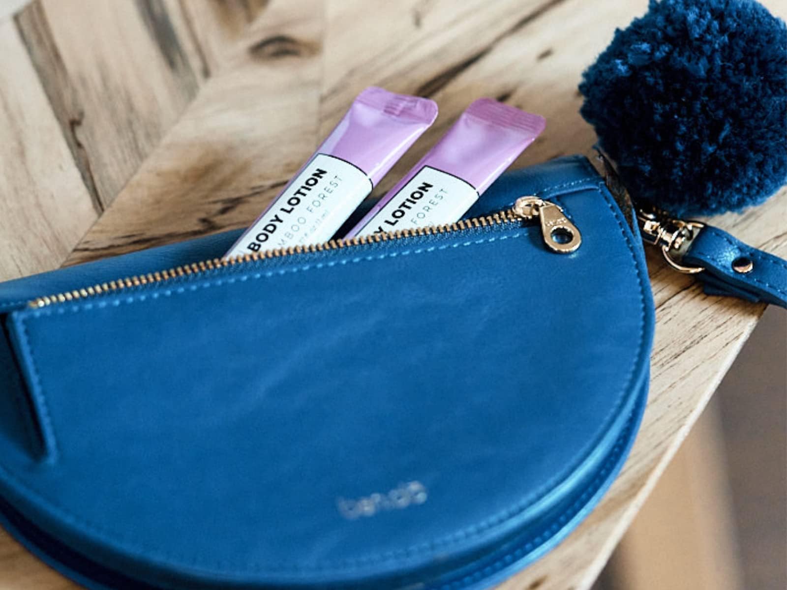 GO Essentials - Men and Women Travel Kit that contains Travel Size Shampoo and Conditioner Set, Mouthwash, Body Wash, and Travel