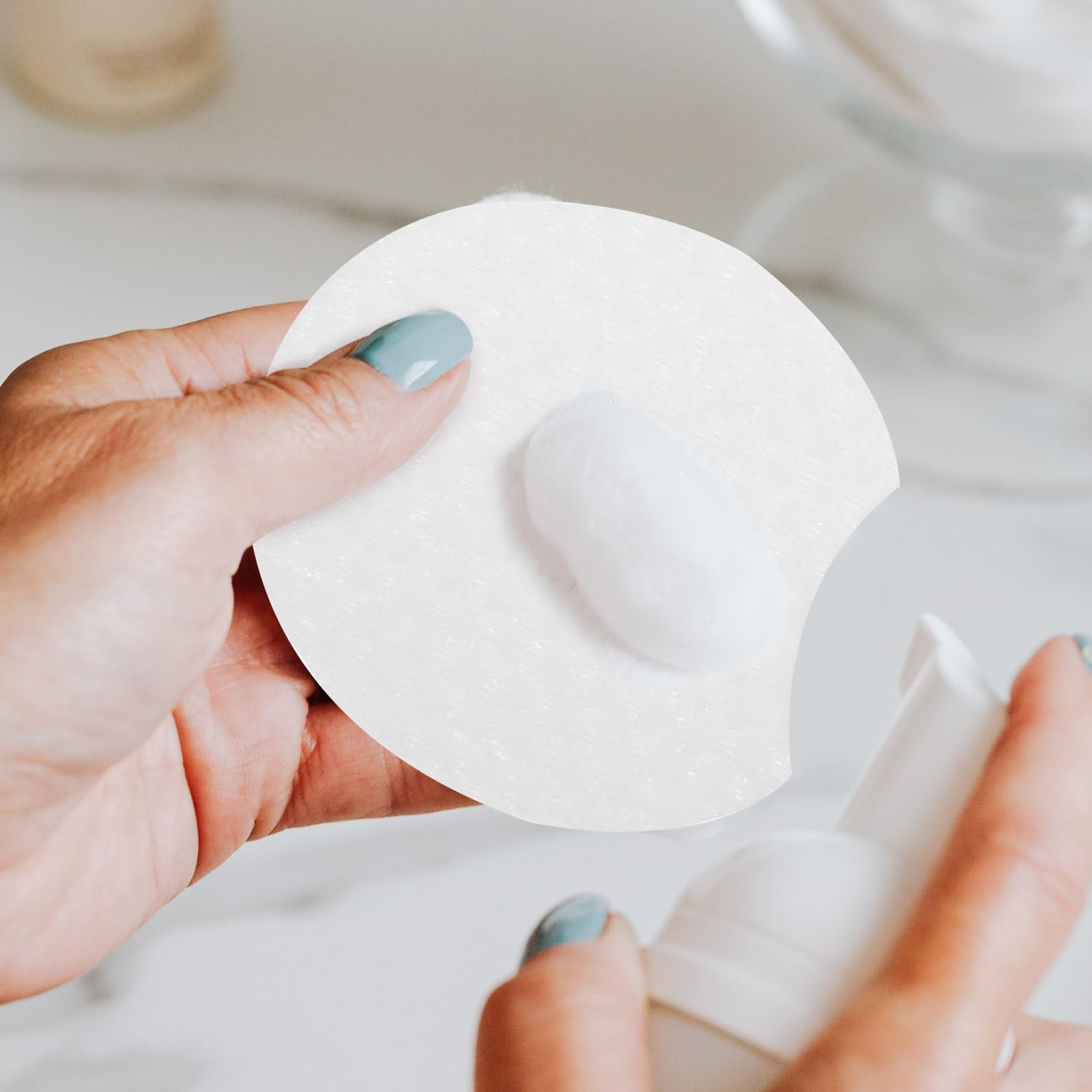 Beavorty 900Pcs Disposable Makeup Pads Thick Non-Woven Face Cleaning Tools for Gentle Makeup Removal Travel-Friendly Cosmetic Pa