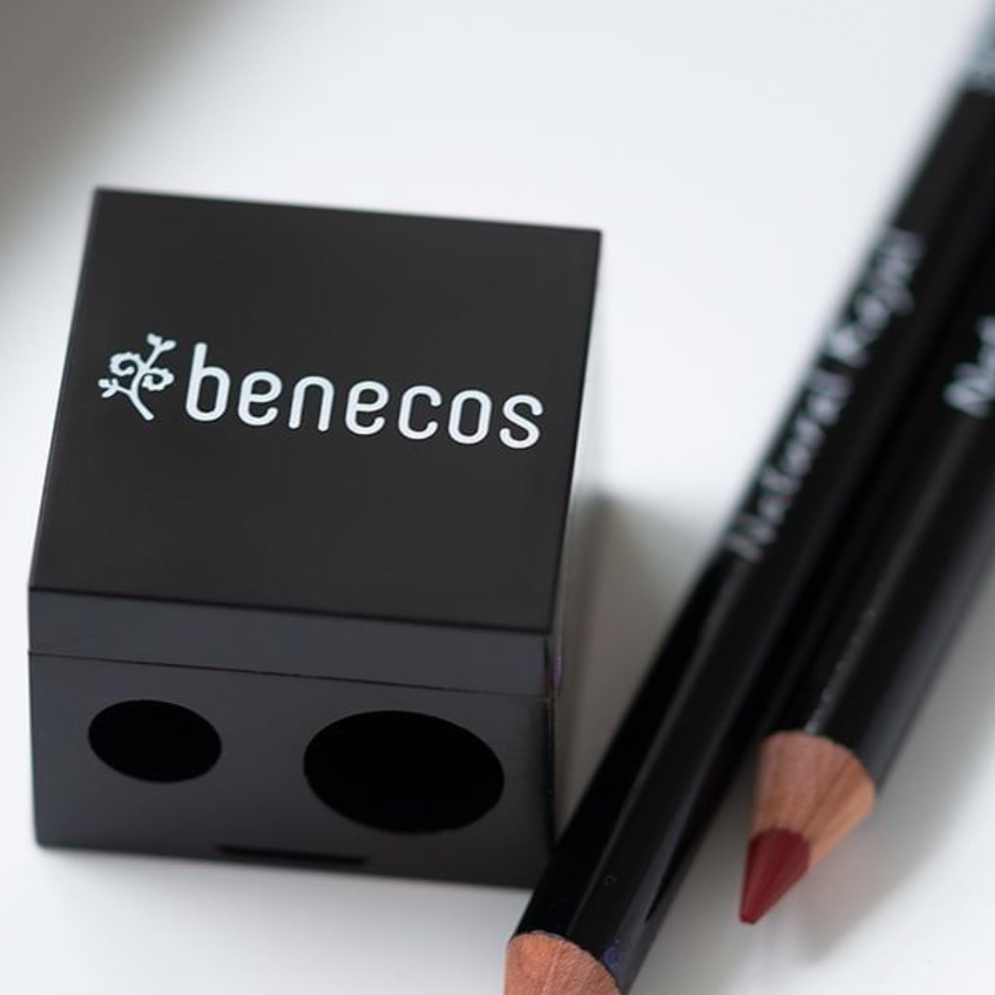benecos - double sharpener for cosmetic pencils - with integrated cleaning spatula