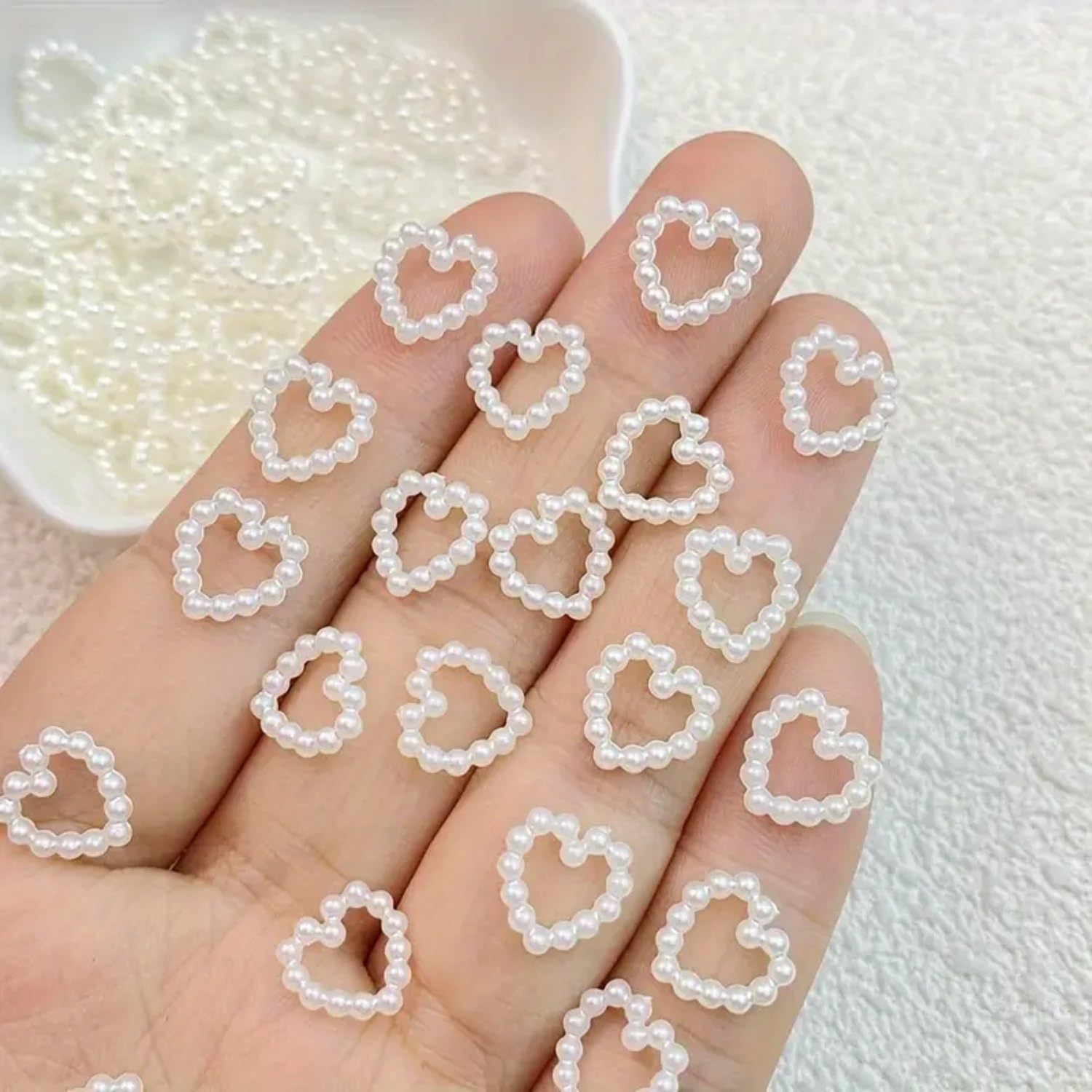 100Pcs Hearts Nail Charms Valentine's Day Nail Design Rhinestones Charms Cute Hollow Pearls Heart Nail Art Charms Flat Back Resi