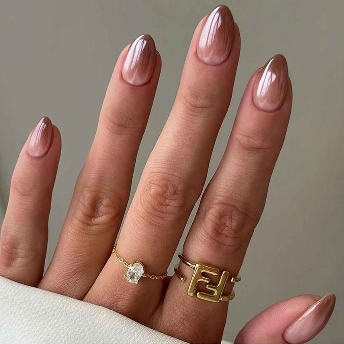 Short Press on Nails Caramel Gradient Almond Fake Nails, Nude White Gel Acrylic Nails, Shiny Glossy False Nails Kits Salon Quali