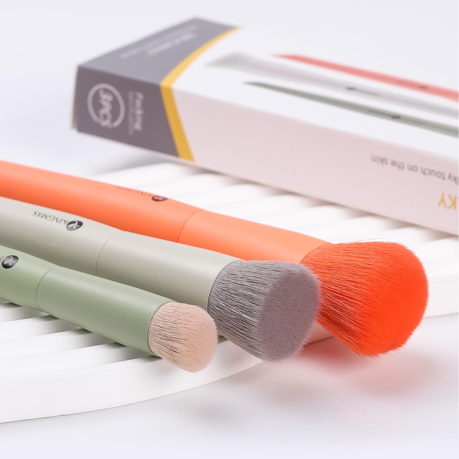 Kingmas 3Pcs Foundation Brush Contour Concealer Brush Set, Under Eye & Blusher Brush Kabuki Makeup Brushes For Face Blush Bronze