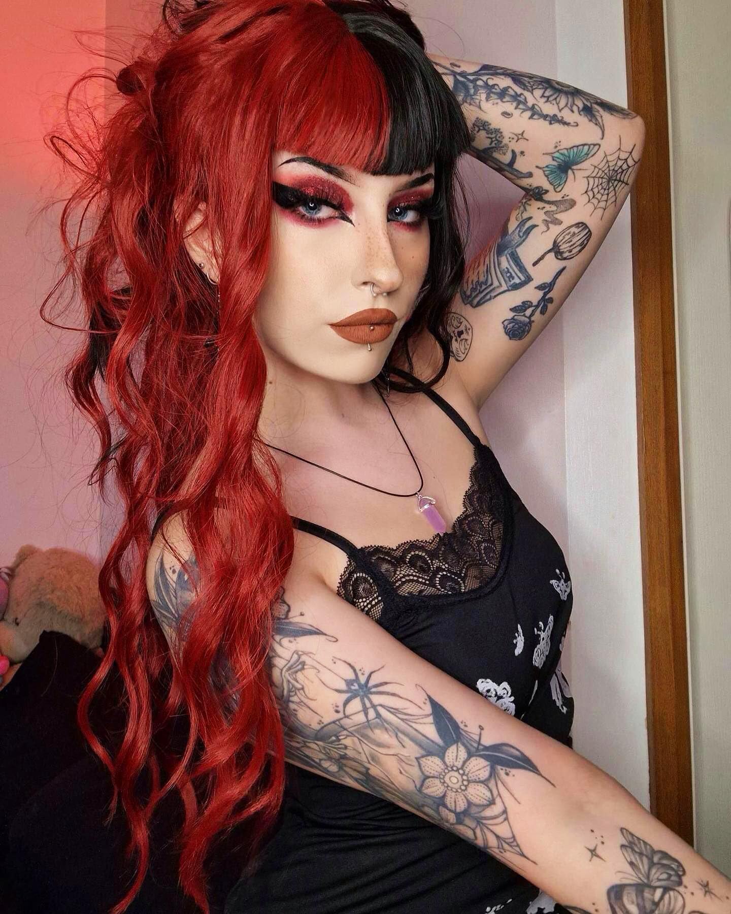 Evlynn Red & Black Wigs With Bangs Long Loose Wavy Curly Hair Synthetic Fiber Glueless No Lace Wig For Women (Red & Balck, 24 In