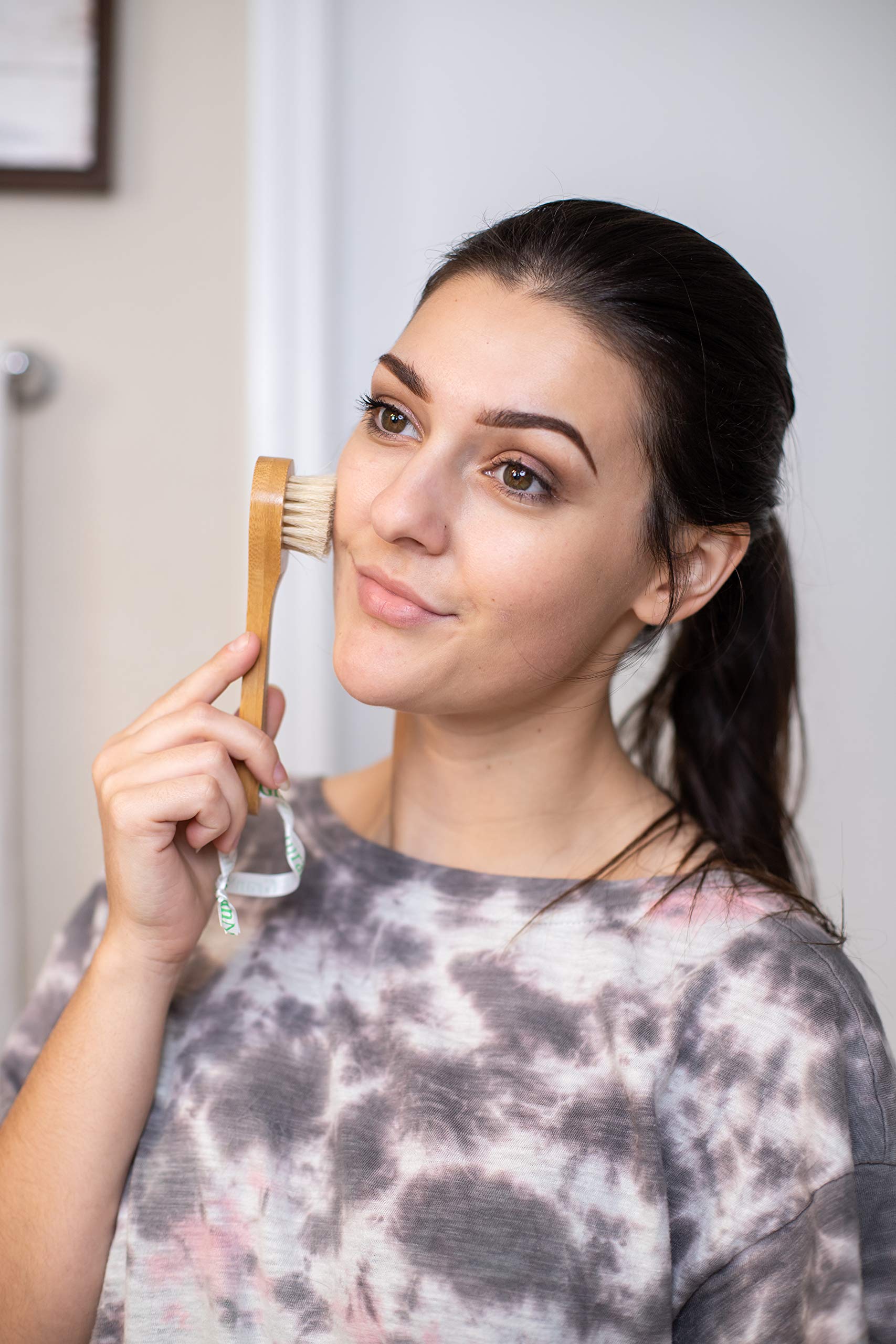 GranNaturals Manual Facial Brush Dry Brushing Scrubber - Natural Bristles for Exfoliation - Promotes Lymphatic Drainage, Deep Cl
