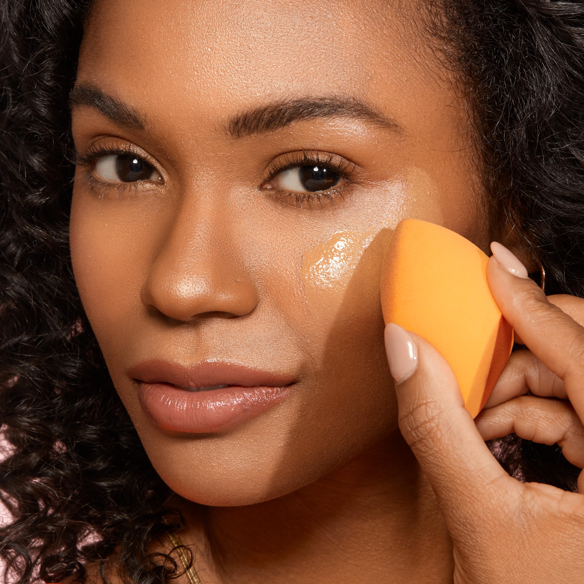 Real Techniques Miracle complexion Sponge, Makeup Blending Sponge, For Foundation, Offers Light To Medium coverage, Natural, Dew